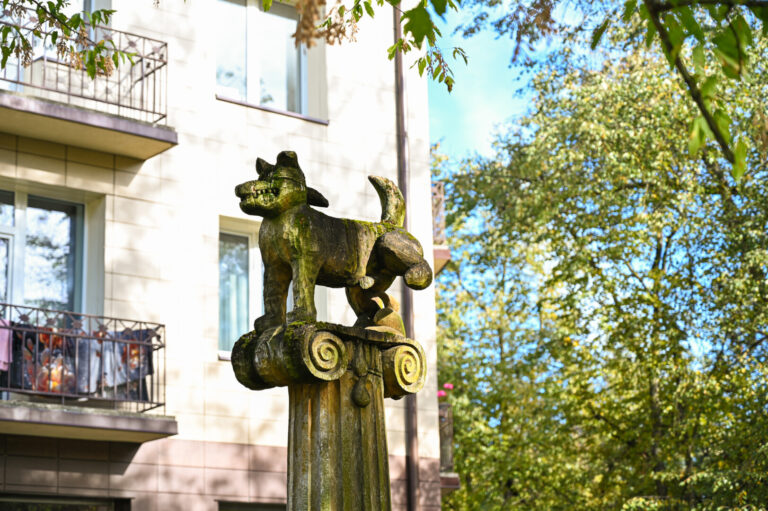 Prieš du dešimtmečius Marijonų ir Liepų alėjos gatvių kampe nelegaliai iškilusi medinė skulptūra „Prie Nevėžio krantų kelkim koją kartu“ keičiantis miestui ėmė praeiviams badyti akis.