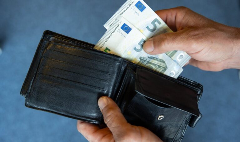 Išmaldos prašytojai mieste jau nieko nestebina, tačiau kai ranką prašydami pagalbos tiesia pažeidžiamiausi visuomenės nariai, net ir kiečiausios širdys suminkštėja.