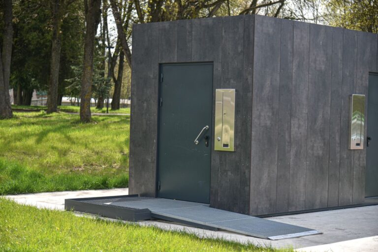 Vandalų suniokotus atliekų konteinerius nuolat atnaujinanti Panevėžio įmonė neatmeta, kad ateityje gali tekti ieškoti būdų, kaip juos apsaugoti ir nuo vagių.