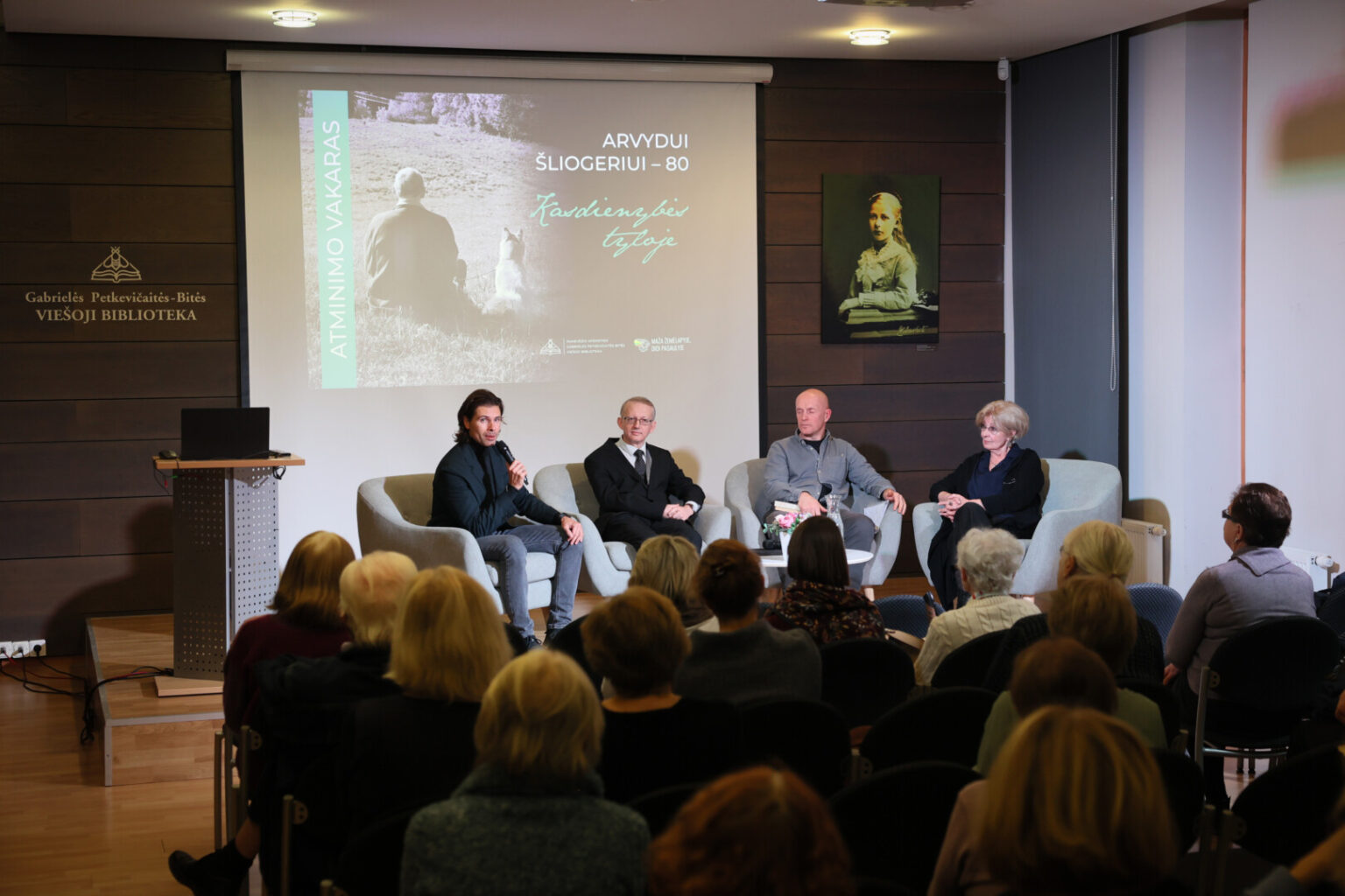 Filosofo, Panevėžio miesto garbės piliečio Arvydo Šliogerio 80-mečiui paminėti skirtame vakare „Kasdienybės tyloje“ prisiminimais, įžvalgomis, nuomonėmis, patirtimis dalijosi jo žmona Zita Šliogerienė, mokiniai filosofai Justas Kučinskas ir Virginijus Gustas, Vilniaus universiteto profesorius Naglis Kardelis.