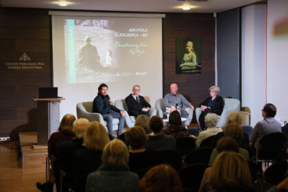 Filosofo, Panevėžio miesto garbės piliečio Arvydo Šliogerio 80-mečiui paminėti skirtame vakare „Kasdienybės tyloje“ prisiminimais, įžvalgomis, nuomonėmis, patirtimis dalijosi jo žmona Zita Šliogerienė, mokiniai filosofai Justas Kučinskas ir Virginijus Gustas, Vilniaus universiteto profesorius Naglis Kardelis.