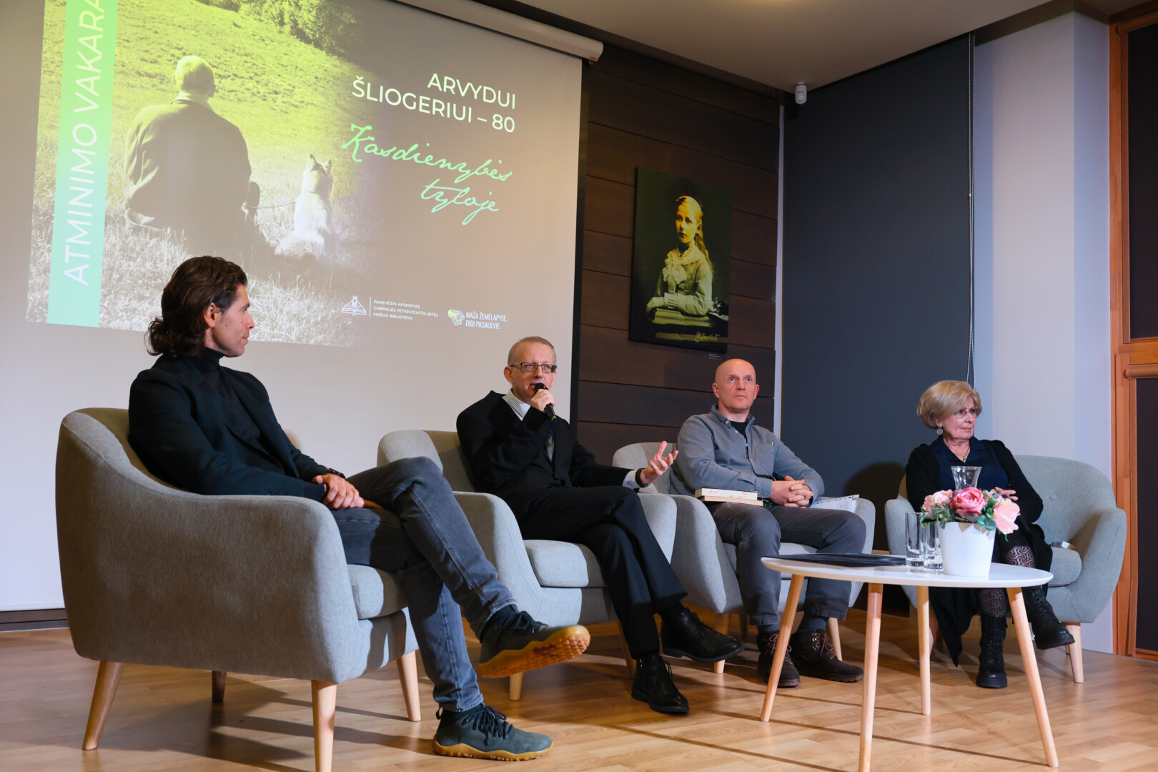 Atminimo vakaro svečiai džiaugėsi grįžę į Panevėžį ir vėl galintys pakalbėti apie iš šio miesto kilusį vieną iškiliausių šalies filosofų. G. LUKOŠEVIČIAUS nuotr. 