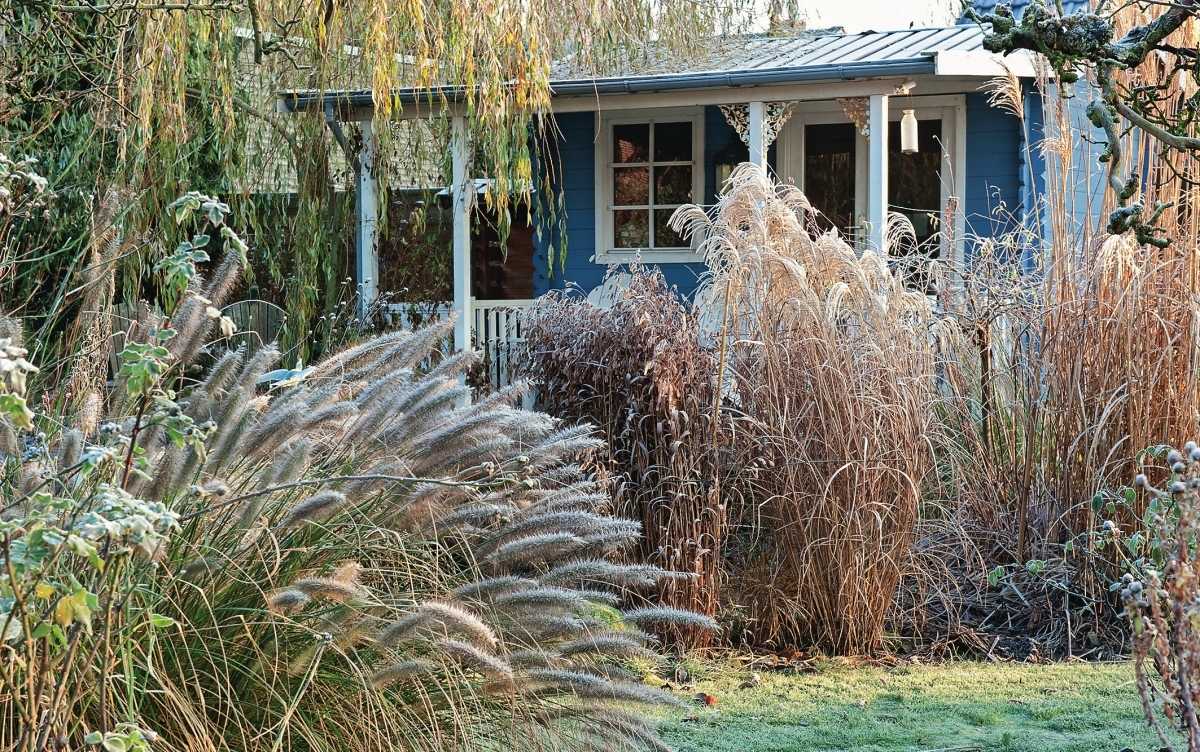 Kaip įsirengti efektingą gėlyną, kurio grožis ir žiemai žengiant į sodą vis dar kerėtų.
