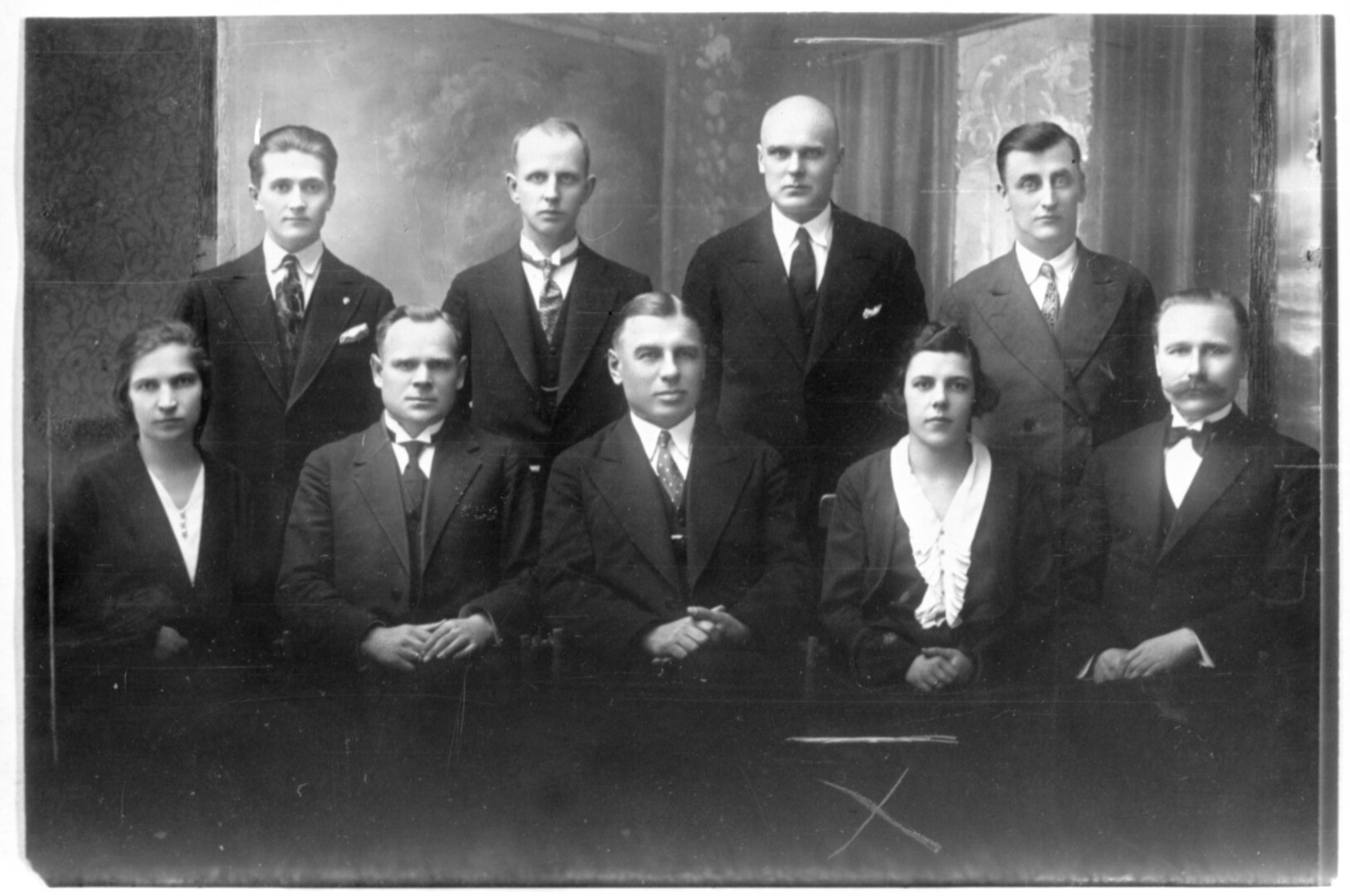 S. Liutkevičius (pirmos eilės viduryje) su Utenos apygardos žemės tvarkytojo įstaigos darbuotojais. Apie 1932 m. Lietuvos centrinis valstybės archyvas. 0-08144.