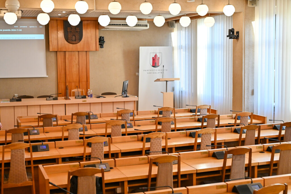Panevėžio savivaldybės taryboje perstumdomos kėdės.