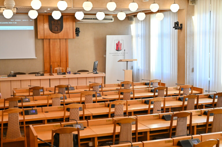 Panevėžio savivaldybės taryboje perstumdomos kėdės.