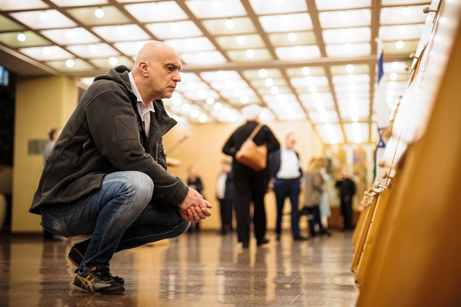 Nacionalinis transliuotojas LRT nutraukė bendradarbiavimą su radijo ir televizijos laidų vedėju Algiu Ramanausku, dėl kurio pasisakymų apie rusiškus filmus žiūrinčius ar tokią muziką klausančius asmenis tyrimą yra pradėjusi prokuratūra.