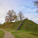 Piliakalnių gausa Panevėžio kraštas nepasižymi. O ir čia esantys savo paslapčių taip lengvai neatskleidžia – retai iš žemės gelmių iškelia kokią molio šukę ar įrankio detalę. Tik senos kronikos, raštai, legendos šiek tiek praskleidžia buvusios didybės skraistę.