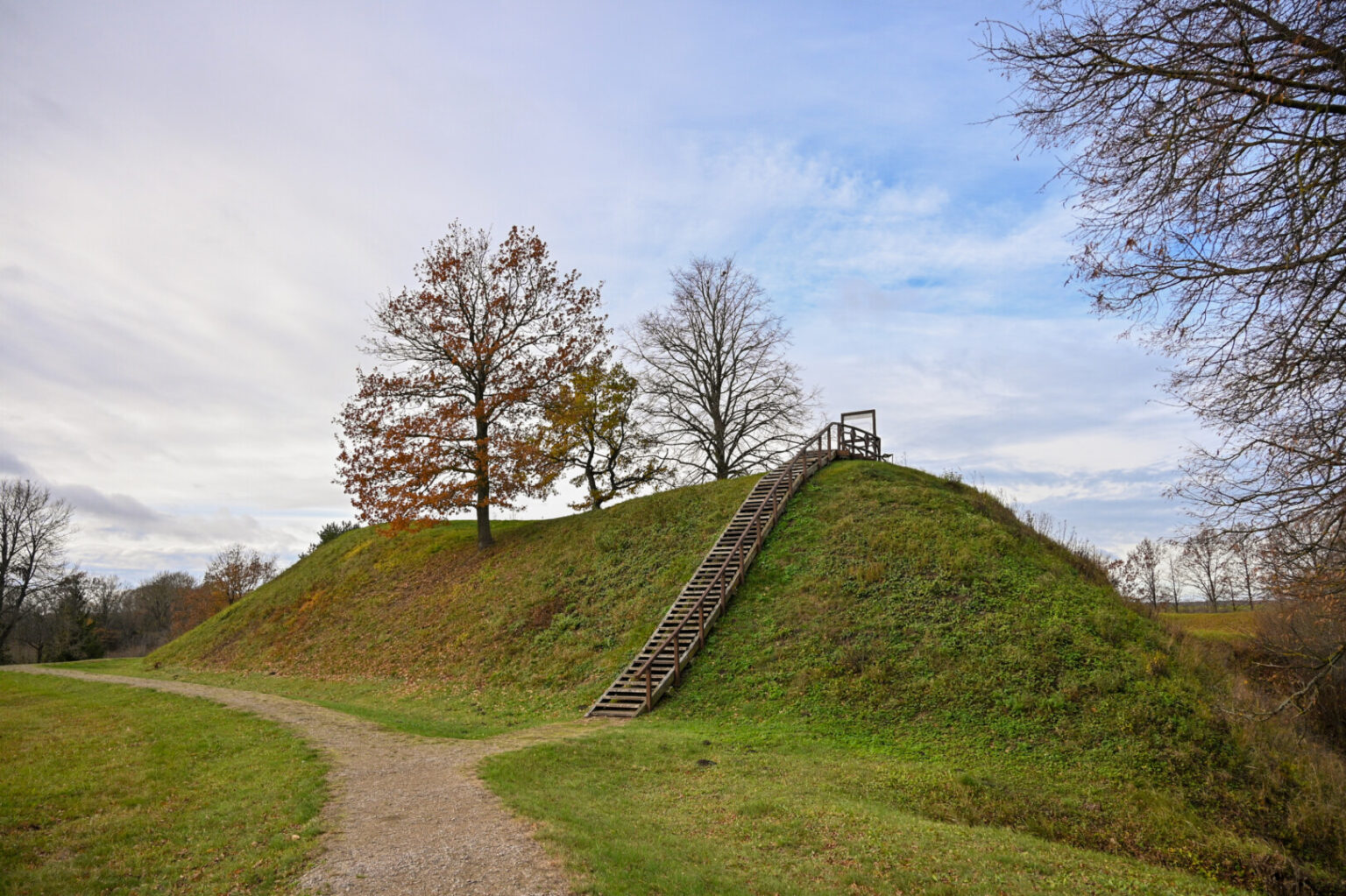 Piliakalnių gausa Panevėžio kraštas nepasižymi. O ir čia esantys savo paslapčių taip lengvai neatskleidžia – retai iš žemės gelmių iškelia kokią molio šukę ar įrankio detalę. Tik senos kronikos, raštai, legendos šiek tiek praskleidžia buvusios didybės skraistę.