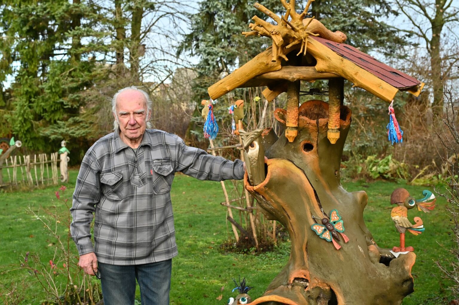 Į 85-uosius žengiantis Kęstutis Rudis ką tik baigė drožti šeimą. Kompoziciją, kurioje šalia žmonių įkurdino ir medinį šunį su katinu, pastatė sodininkų bendrijos „Sodžius“ matomiausioje vietoje – prie skelbimų lentos.