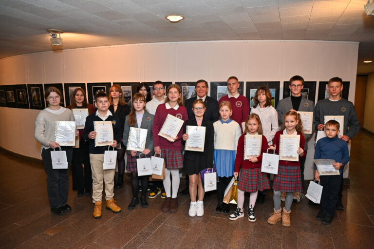 Panevėžio miesto savivaldybėje lapkričio 11 dieną įvyko moksleivių fotografijų konkurso „Panevėžys – mano miestas“ parodos atidarymas ir laimėtojų apdovanojimų ceremonija.