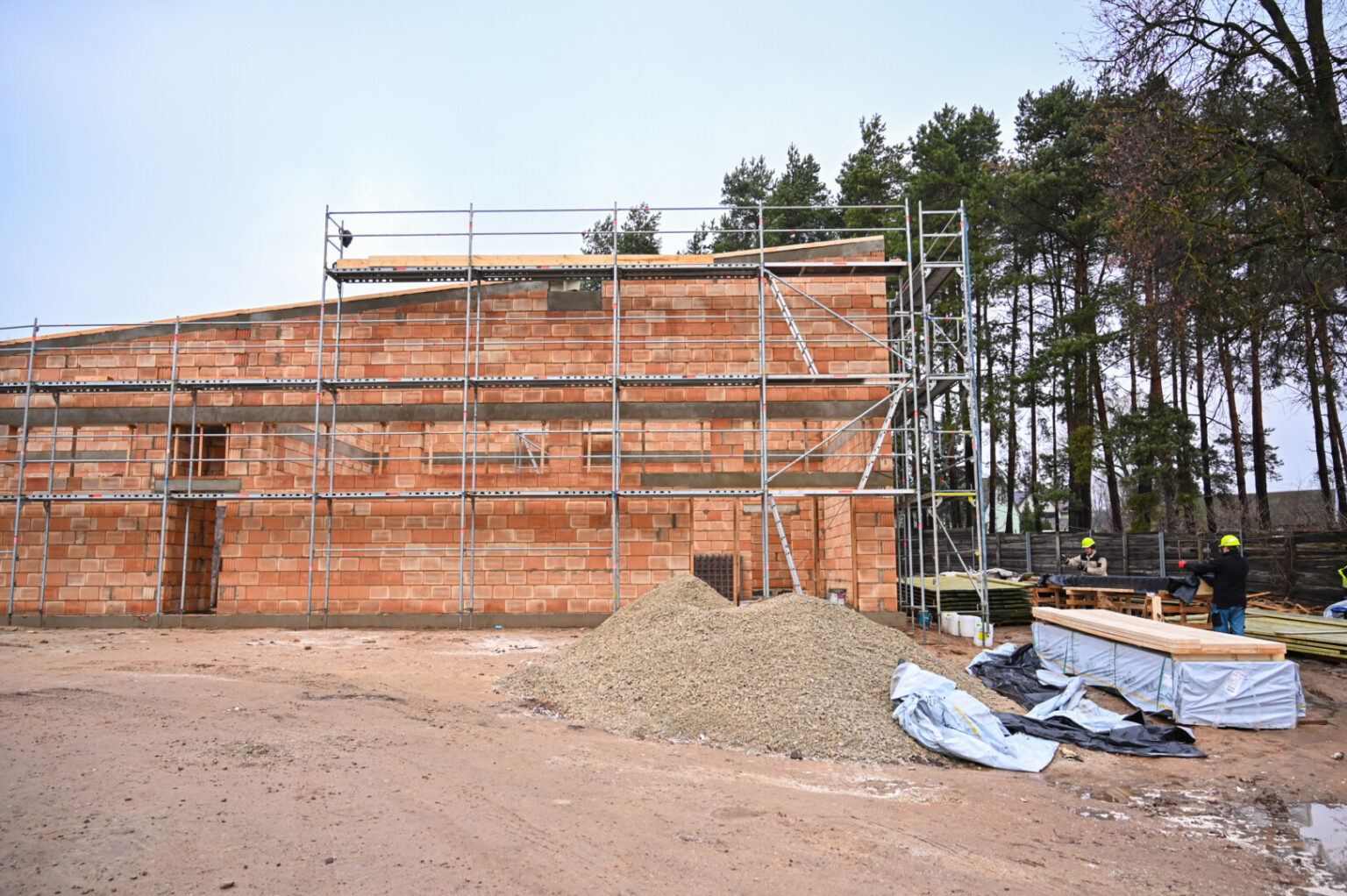 Naujos Panevėžio irklavimo sporto bazės statybų spalio pradžioje ėmęsi meistrai jau pradeda stogo montavimo darbus.