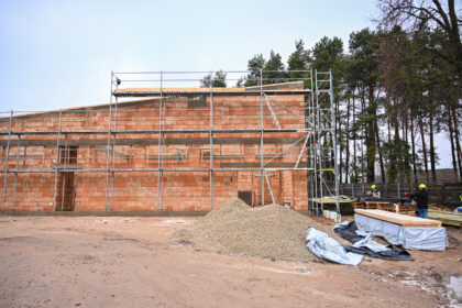 Naujos Panevėžio irklavimo sporto bazės statybų spalio pradžioje ėmęsi meistrai jau pradeda stogo montavimo darbus.
