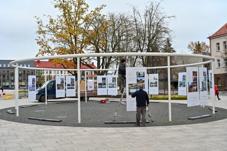 Panevėžio širdyje, Laisvės aikštės rotondoje, praeivių dėmesį traukia įdomiausių, geriausių šalies architektūrinių projektų paroda po atviru dangumi.