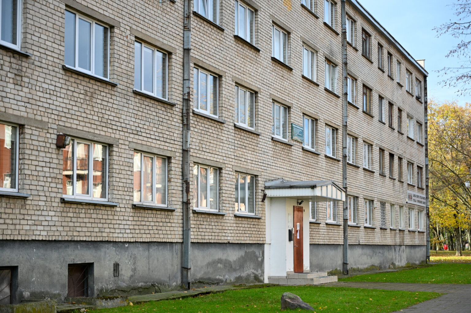 Iš daugiau nei 200 kv. m patalpų Marijonų gatvėje išsikrausčiusi Savivaldybės įmonė „Panevėžio būstas“ niekaip nesuranda joms pirkėjo.