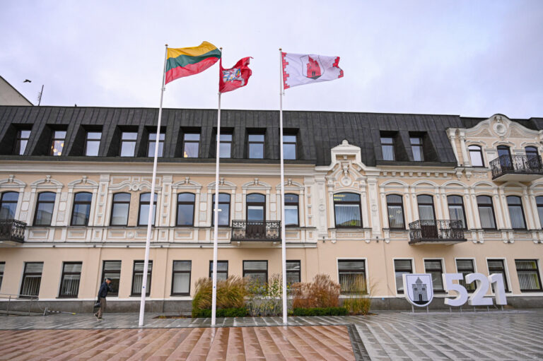 Panevėžio miesto savivaldybės taryba patvirtino sprendimą kasmet skirti premijas labiausiai nusipelniusiems miesto sveikatos priežiūros specialistams – „Metų gydytojui“, „Metų slaugytojui“ ir „Metų sveikatos specialistui“. Šia iniciatyva siekiama įvertinti medicinos darbuotojus už jų profesionalumą, atsakingą darbą ir indėlį į miesto bendruomenės sveikatą.