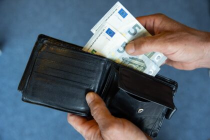 Kitų metų biudžete Seimo kanceliarijai bus prašoma papildomai skirti apie 900 tūkstančių eurų politinio asmeninio pasitikėjimo valstybės tarnautojų algoms padidinti.