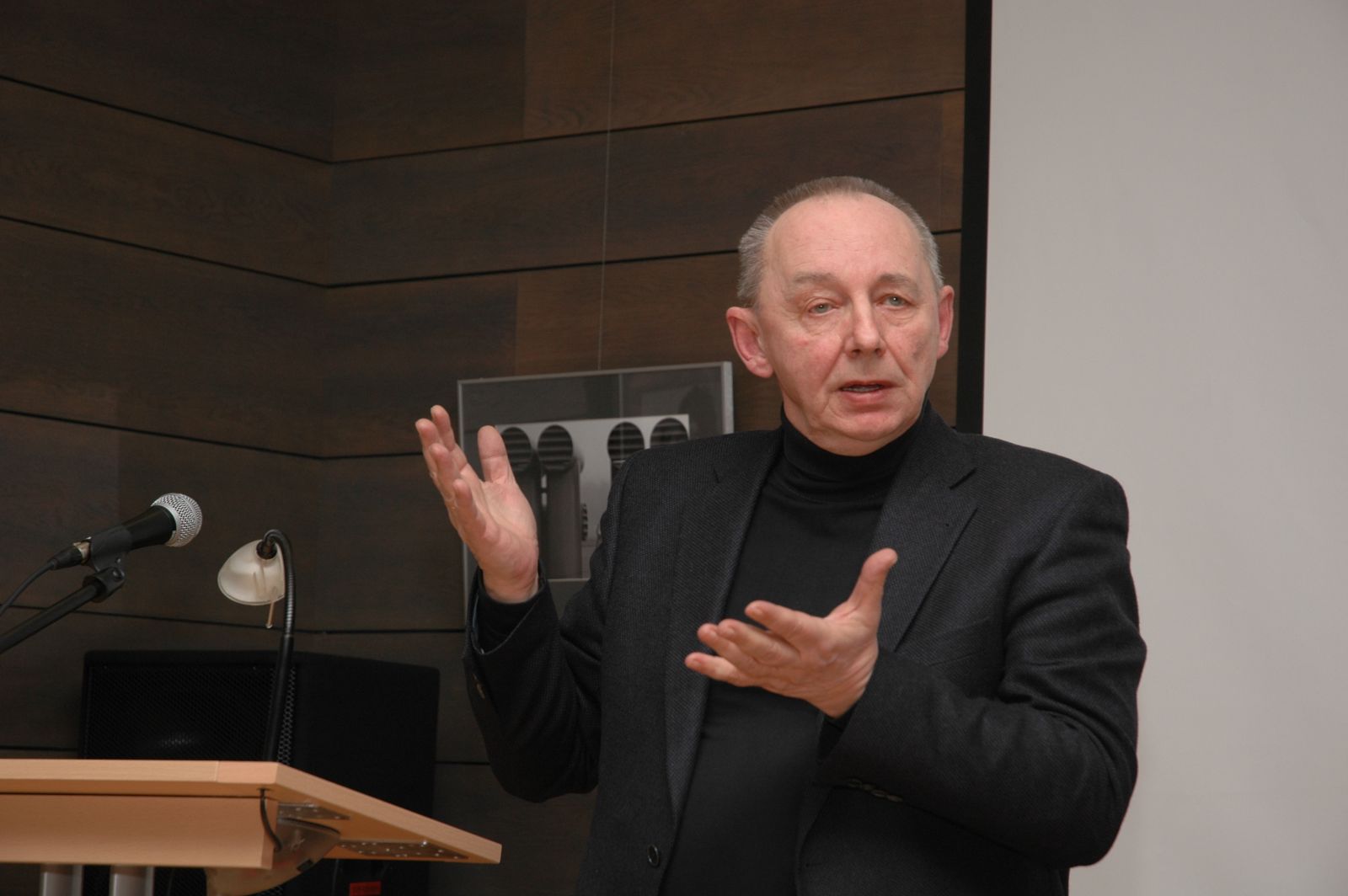 Filosofo, Panevėžio miesto garbės piliečio Arvydo Šliogerio 80-mečiui paminėti skirtame vakare „Kasdienybės tyloje“ prisiminimais, įžvalgomis, nuomonėmis, patirtimis dalijosi jo žmona Zita Šliogerienė, mokiniai filosofai Justas Kučinskas ir Virginijus Gustas, Vilniaus universiteto profesorius Naglis Kardelis.