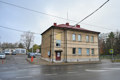 Grandiozines Infekcinių ligų klinikos statybas pradedanti Respublikinė Panevėžio ligoninė planuoja pakeisti ir nekokį buvusios greitosios medicinos pagalbos stoties Smėlynės gatvėje kiemo vaizdą.