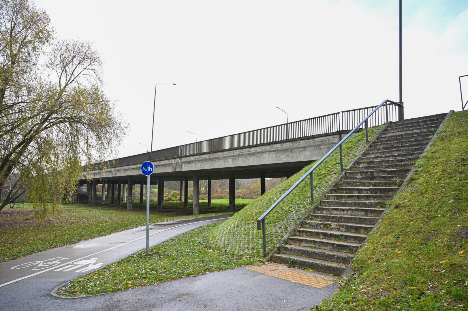 Remonto šaukiasi visi Panevėžio didieji tiltai, tačiau Nemuno gatvės – pirmasis remontuotinų eilėje. P. ŽIDONIO nuotr.