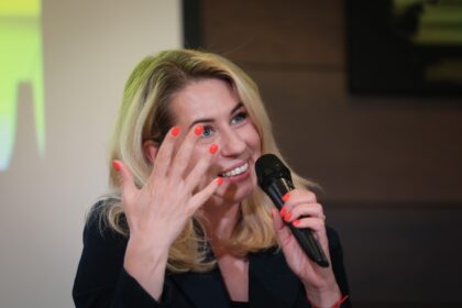 Emocijomis, įtrauka ir bendryste liejosi susitikimas su režisiere, prodiusere, Nacionalinės premijos laureate Giedre Žickyte Panevėžio apskrities Gabrielės Petkevičaitės-Bitės viešojoje bibliotekoje.