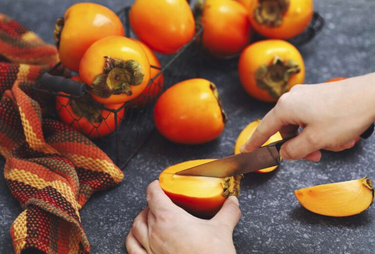 Persimonų sezono laukti tenka ilgai, tad praleisti jį būtina kuo įsimintiniau – ne tik valgant šiuos oranžinius gražuolius šviežius, bet ir gardinant jais pačius įvairiausius patiekalus.