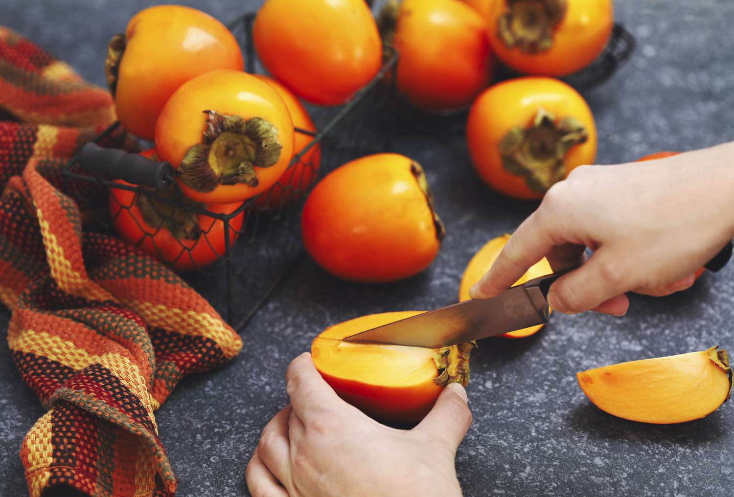 Persimonų sezono laukti tenka ilgai, tad praleisti jį būtina kuo įsimintiniau – ne tik valgant šiuos oranžinius gražuolius šviežius, bet ir gardinant jais pačius įvairiausius patiekalus.