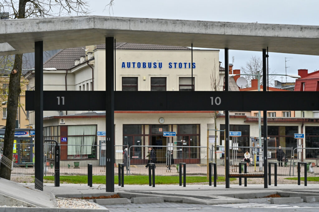 Iš naujosios, net kelis dešimtmečius lauktos autobusų stoties statybininkai išsikraustė dar vasarą, tačiau iki šiol nuo lankytojų ją saugo statybinės tvoros.