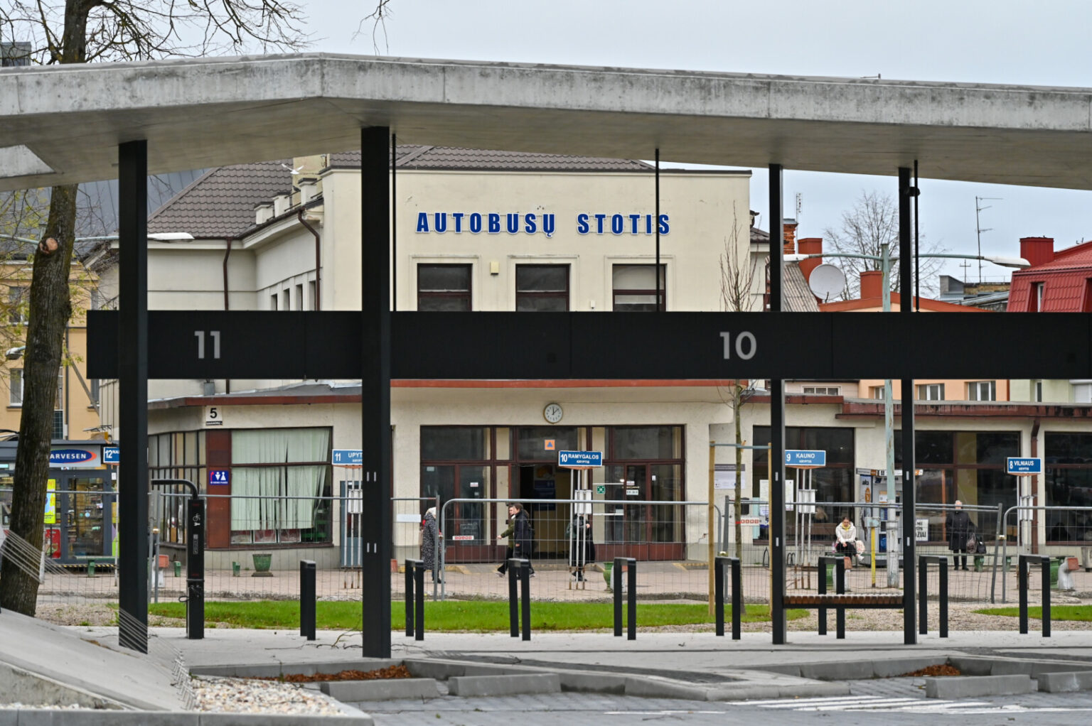 Iš naujosios, net kelis dešimtmečius lauktos autobusų stoties statybininkai išsikraustė dar vasarą, tačiau iki šiol nuo lankytojų ją saugo statybinės tvoros.