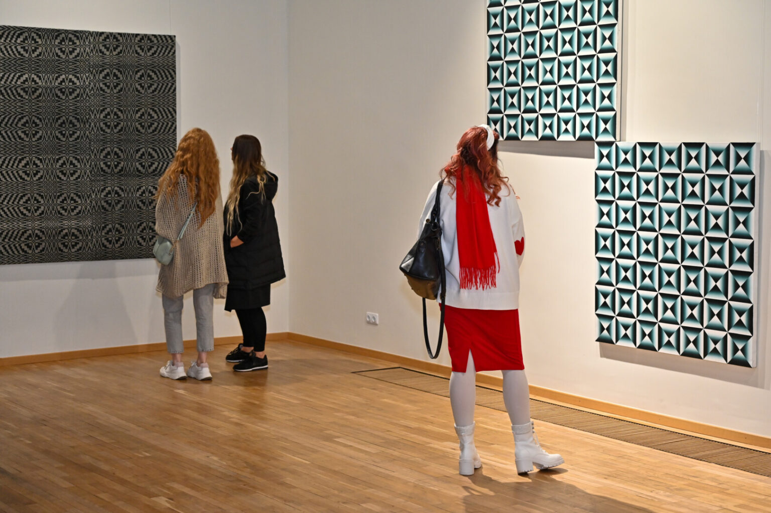 Panevėžio dailės galerijoje atidaryta unikali paroda „Etnografinis opartas muziejų kolekcijose“, kurioje tradicinės lietuvių tekstilės dirbiniai susijungia su Kazio Varnelio, vieno žymiausių Lietuvos optinio meno meistrų, kūryba.