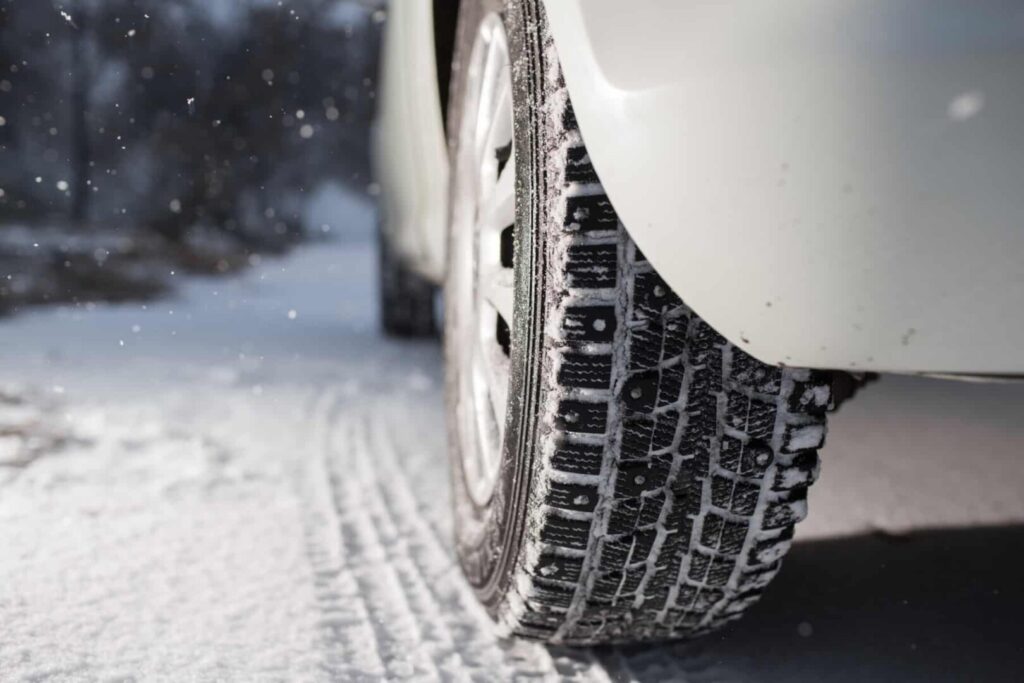Nuo sekmadienio leidžiama važinėti tik su automobiliais su žieminėmis arba universaliomis padangomis.
