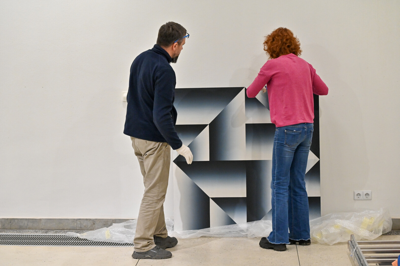 Panevėžio dailės galerijoje išpakuoti iš sostinės atgabenti ir parodai ruošiami Kazio Varnelio paveikslai. G. KARTANO nuotr.