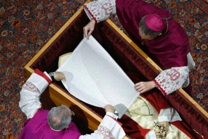 Popiežius Pranciškus supaprastino popiežių laidojimo apeigas, kad šios geriau atspindėtų katalikų bažnyčios vadovo – nuolankaus pastoriaus, o ne „galingo asmens“ įvaizdį, trečiadienį pranešė Vatikanas.