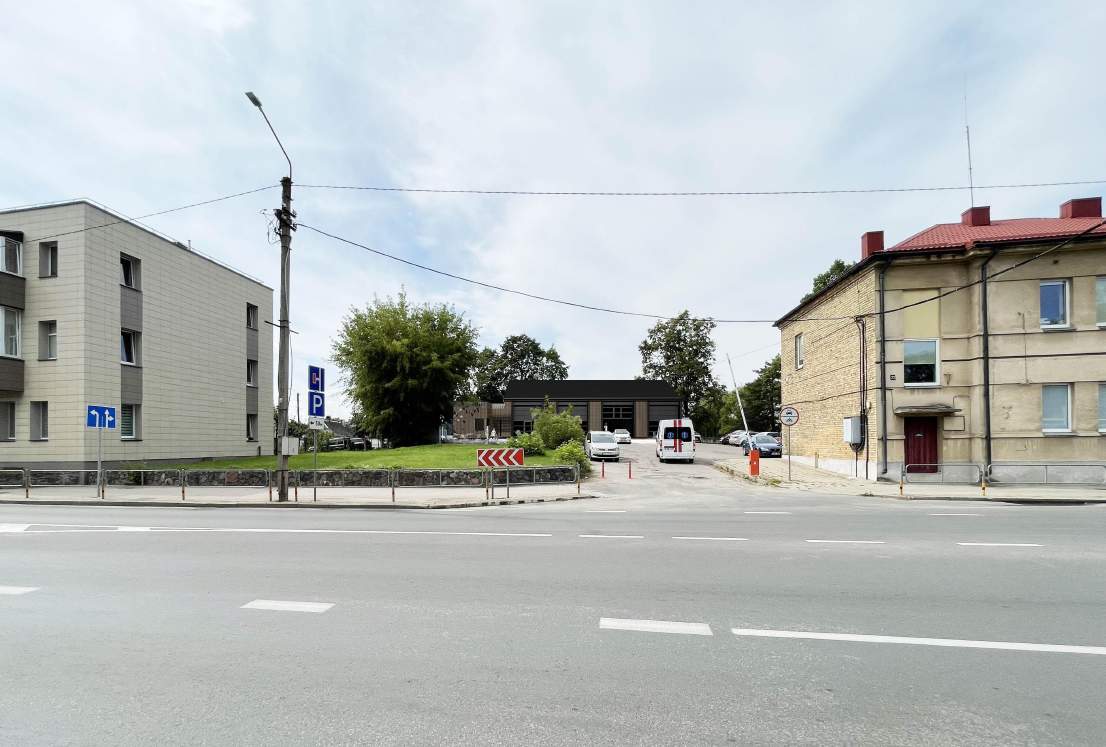 Dabartiniai nekaip atrodantys garažai, matomi nuo Smėlynės gatvės, po rekonstrukcijos gerokai pasikeis. UAB „A-Z PROJEKTAI“ vizualizacija 