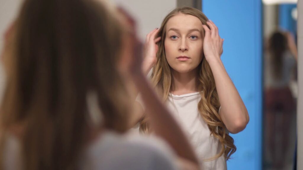 Atidžiau žvelgdami į atvaizdą veidrodyje, galite sužinoti apie save ir savo sveikatą tai, ko galbūt nenumanėte.