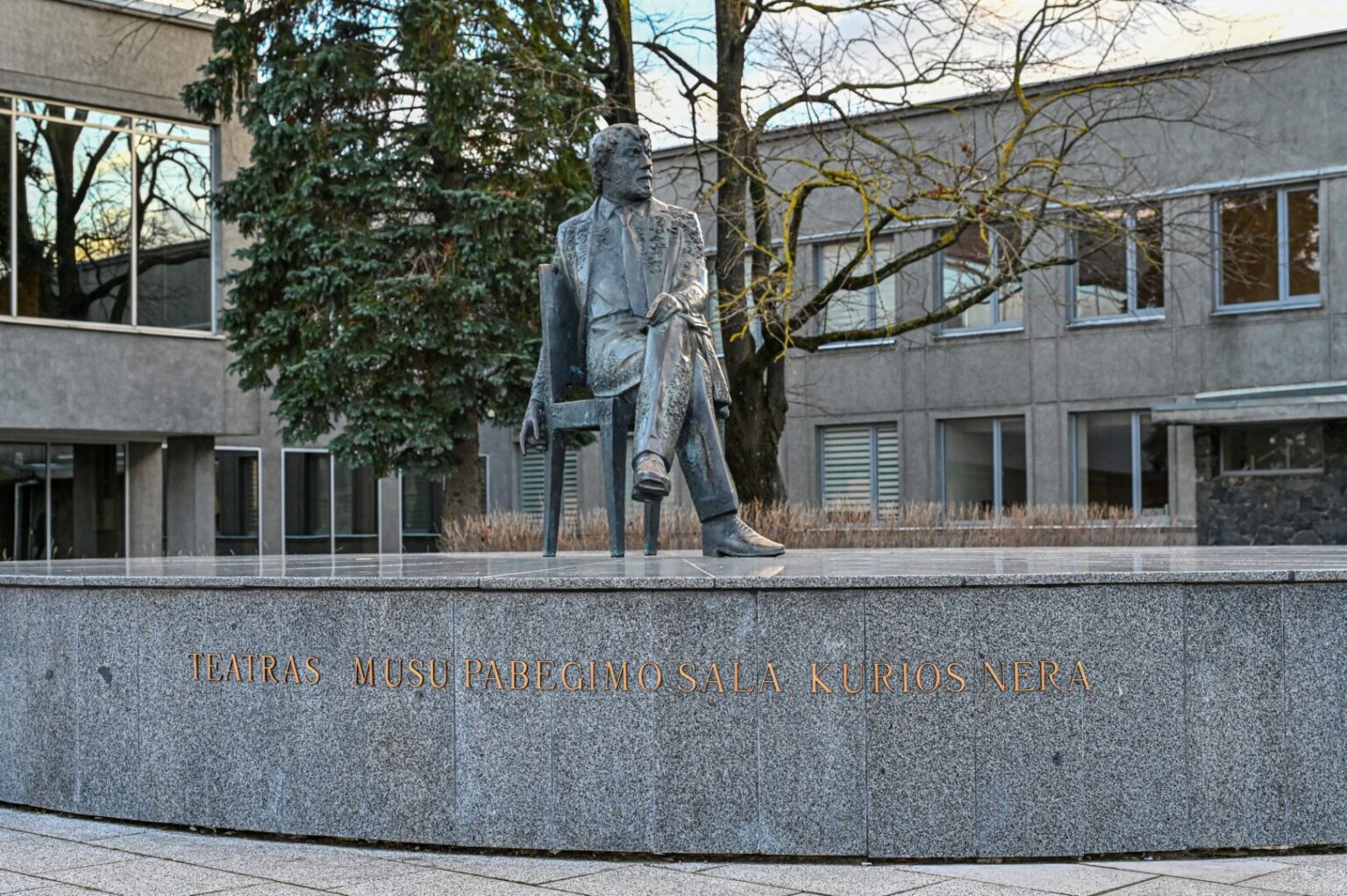 Panevėžio Laisvės aikštėje, šalia Juozo Miltinio dramos teatro, skamba ne tik garsaus režisieriaus, teatro įkūrėjo vardas, bet ir jo įkvepianti frazė: „Teatras – mūsų pabėgimo sala, kurios nėra.“