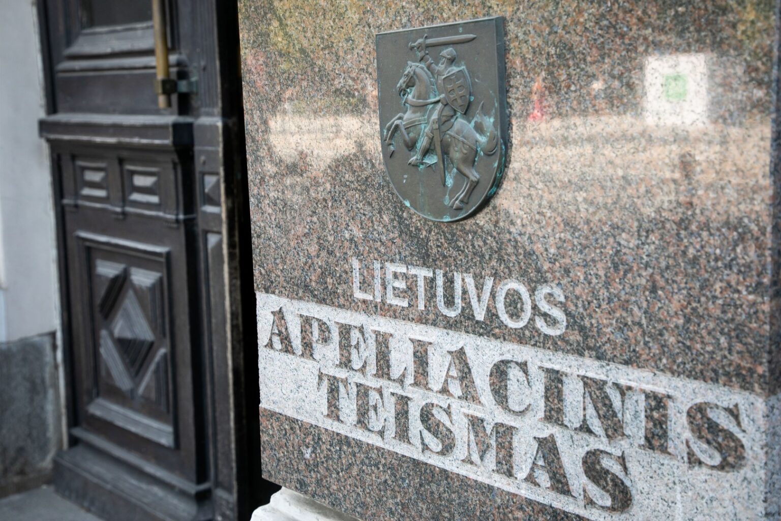 Apeliacinis teismas antradienį paskelbė, kad bendrovė „Panevėžio keliai“ (dabar – HISK) ir dar aštuoni kitų įmonių darbuotojai lieka išteisinti dėl korupcinių nusikaltimų.