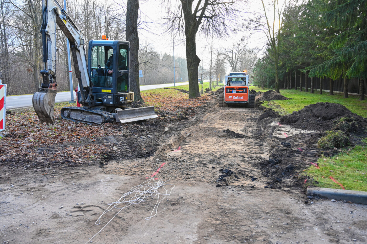Ilgus metus dviračių entuziastų keiksnotas dviračių ir pėsčiųjų takas Velžio kelyje pagaliau sulaukė kelininkų.
