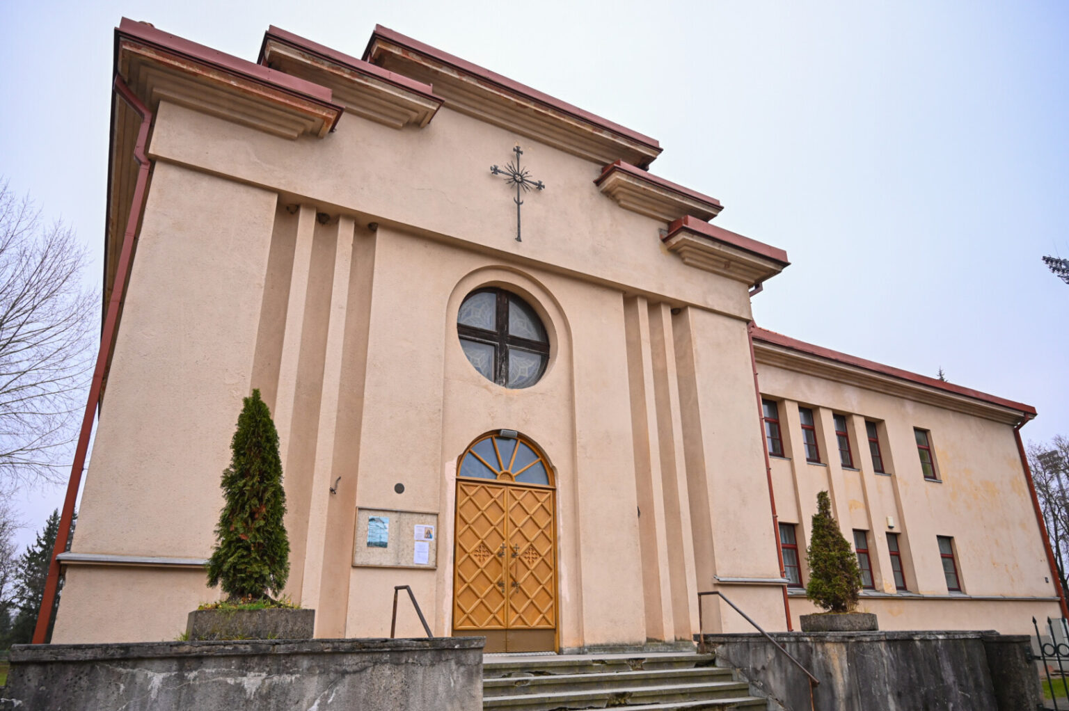 Į Marijonų gatvės koplyčią švęsti jos vardadienio – Švenčiausiosios Mergelės Marijos Nekaltojo Prasidėjimo atlaidų sekmadienį ateisiantys tikintieji, kaip ir iki šiol, į šventovę turės ropštis stačiais laiptais.