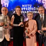 Panevėžio kultūros centre ketvirtadienį vykusiame iškilmingame renginyje pasveikinti 2024-ųjų Metų panevėžiečiai.