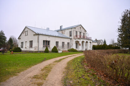 Vos keliolika kilometrų nuo Panevėžio nutolusiame Naudvaryje, trečią šimtmetį skaičiuojančiame bajorų Kerbedžių dvare būta visko – čia gyveno ryškios, pėdsakus palikusios asmenybės, vyko istorinių įvykių sukeltos permainos, o dvaro pastatai nyko, degė ir vėl kėlėsi naujam gyvenimui.