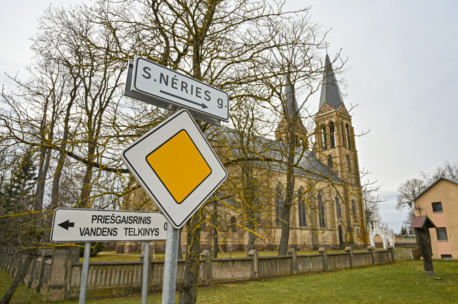 Gatvių pavadinimuose išsaugota poetės, sovietų kolaborante įvardijamos Salomėjos Nėries atminimas Lietuvoje kelia aistras.