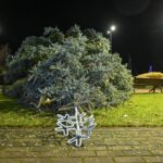 Vėjas antri metai iš eilės išvertė šventinę Naujamiesčio eglę.