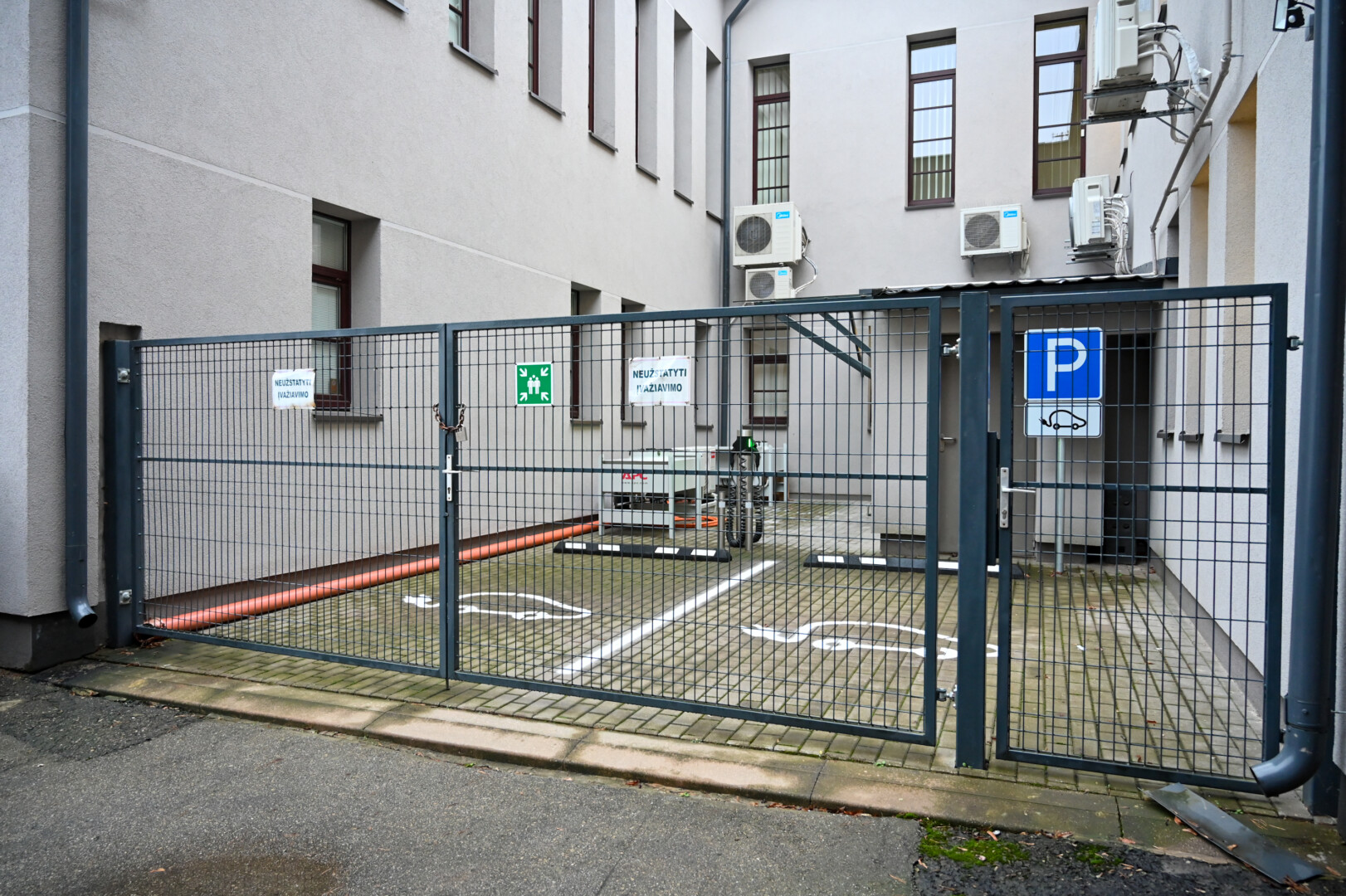 Šioji vieta buvo skirta statyti dviračiams, tvora saugojo ir nakvynės čia besidairiusių benamių. P. ŽIDONIO nuotr.