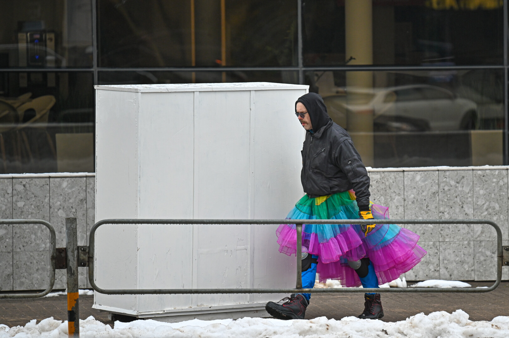 Lygiai prieš metus nuo Nepriklausomybės aikštės iki „Stasys Museum“ trejų durų spintą nutempęs ir ją vaivorykštės spalvomis nudažęs Saulius Leonavičius planuoja naują pasirodymą.