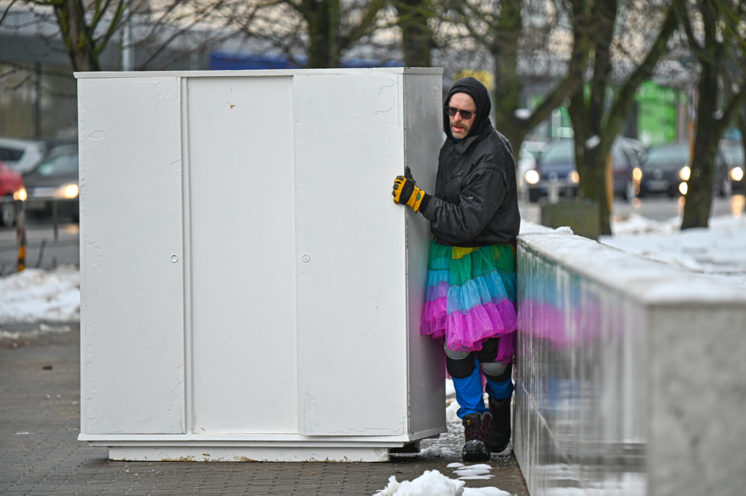 Lygiai prieš metus nuo Nepriklausomybės aikštės iki „Stasys Museum“ trejų durų spintą nutempęs ir ją vaivorykštės spalvomis nudažęs Saulius Leonavičius planuoja naują pasirodymą.