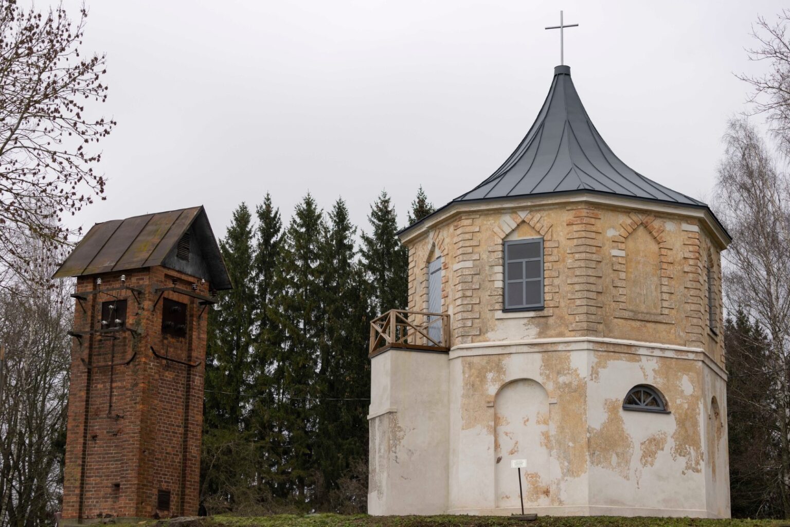 Pajuostyje tarnaujantiems Karaliaus Mindaugo husarų bataliono kariams įrengta Šventojo Jurgio koplyčia.