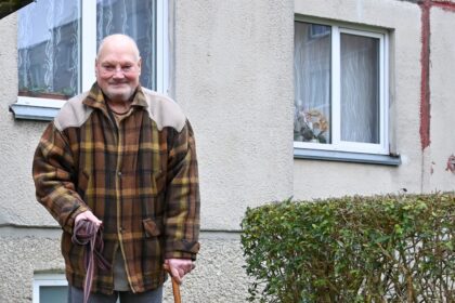 Greit į devintą dešimtį įkopsiantis panevėžietis Vytautas Samulevičius – ištikimas ilgametis gyvūnų prieglaudos Karšinaukos kaime rėmėjas.