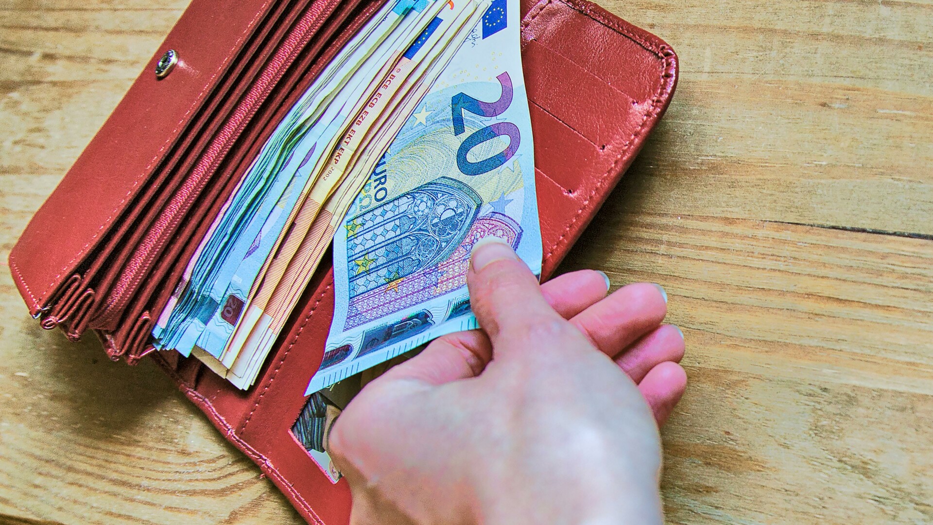 Panevėžyje, Valstybės duomenų agentūros skaičiavimais, vidutinis darbo užmokestis į rankas trečiąjį ketvirtį siekė 1270,9 euro, Panevėžio rajono gyventojai vidutiniškai uždirbo 1141,9 euro. 