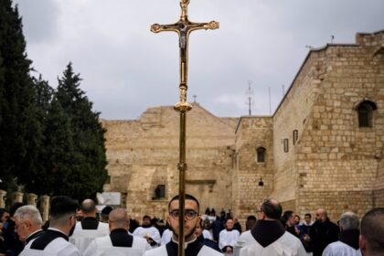 Temdomos kruvino karo Gazoje, Šventojoje Žemėje prasideda Kalėdų iškilmės.